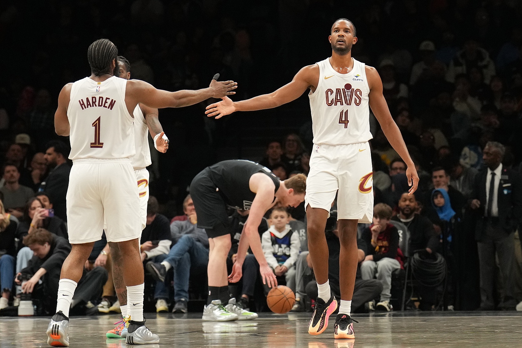 咪咕体育直播APP下载-媒体人：莫布里基本属于不会投篮 米切尔哈登肯定能看出&amp;但不会说